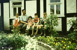 Karl-Wilhelm Moos mit seinen Kindern Martina und Reinhard sowie Grunersch Karin und Konsums Dietmar