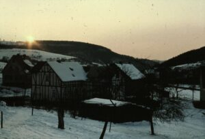 Abends hinter Reckows Haus 1958